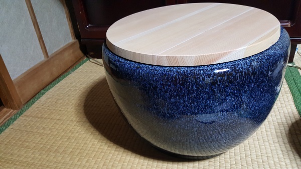 火鉢のテーブル