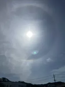 太陽の周りに虹色の輪 撮影:大町260511
